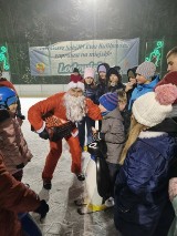 Mikołajkowa jazda na lodowisku w Sokółce. Mikołaj na łyżwach rozdawał słodkości. Zobacz zdjęcia i wideo