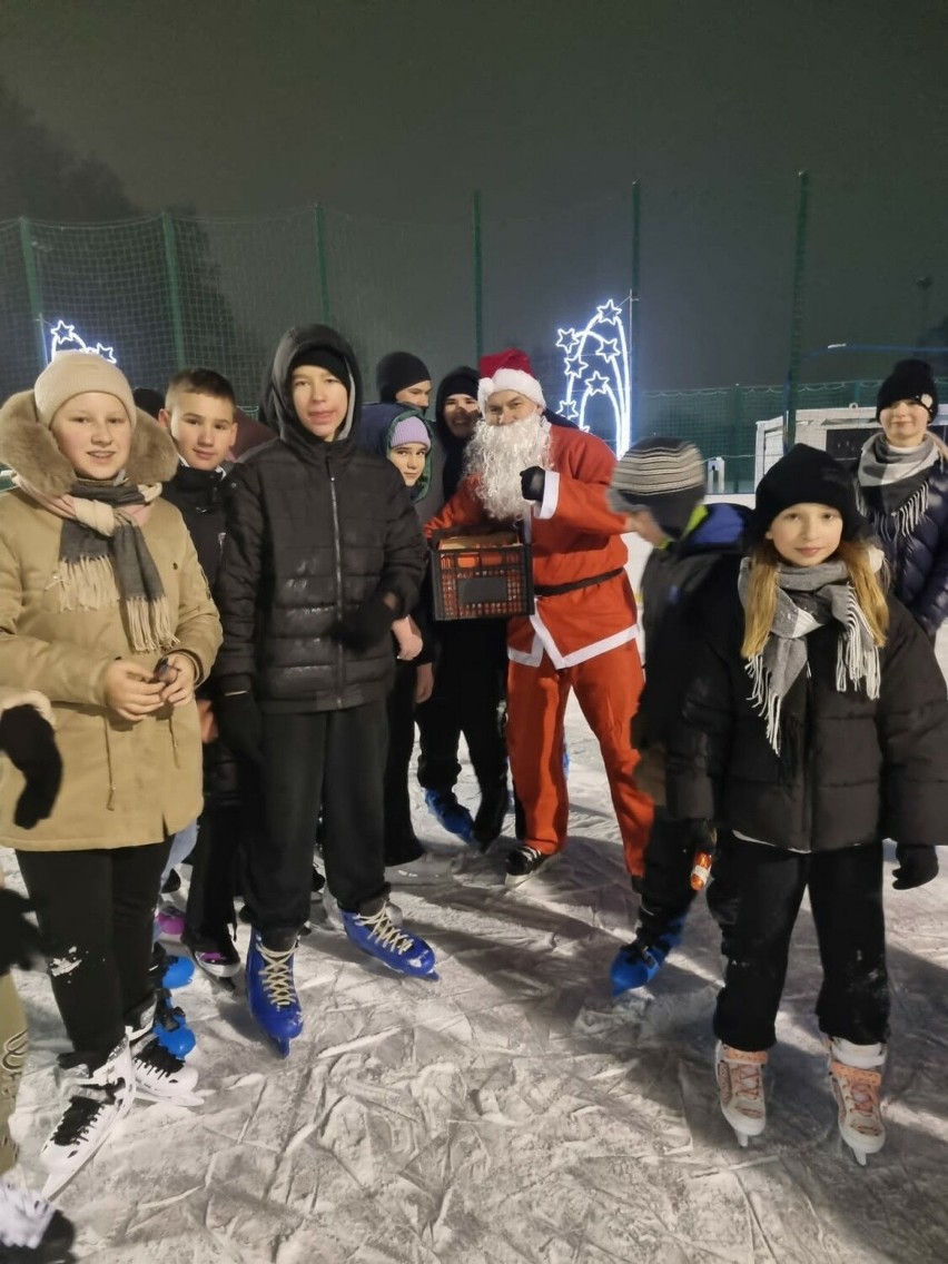 Mikołajkowa zabawa na lodowisku w Sokółce