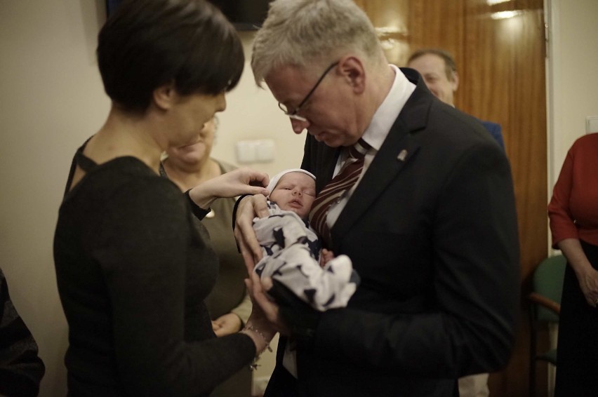 Jacek Jaśkowiak odwiedził pierwszego poznaniaka urodzonego w 2015 roku
