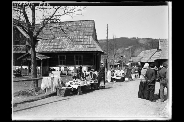 Stragany na jednej z ulic Zakopanego na tle Gubałówki (być może Krupówki). Fotografia z końca XIX lub początku XX w.