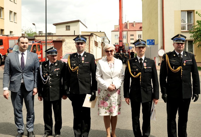 Dzień Strażaka 2022 w PSP w Poddębicach. Nowy wóz bojowy, awanse i odznaczenia ZDJĘCIA