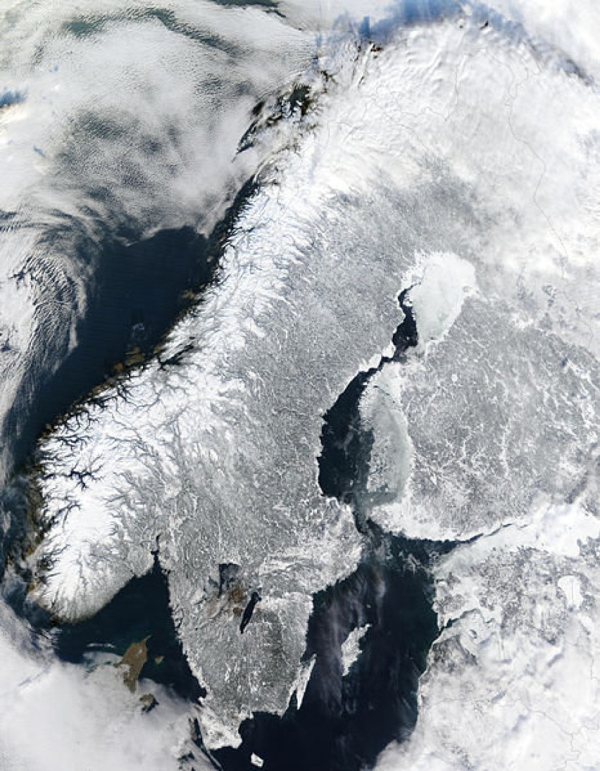 Widok Skandynawii z kosmosu zimą