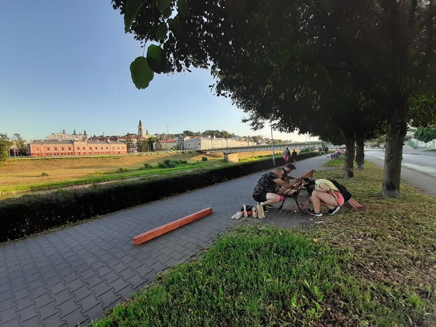 Stowarzyszenie Zmieniamy Przemyśl wymienia ławki nad Sanem [ZDJĘCIA]