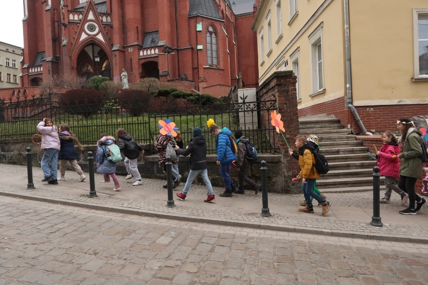 Mieszkańcy Wałbrzycha przywitali wiosnę 2024 przy Harcówce z ogniskiem i kiełbaskami! Zdjęcia