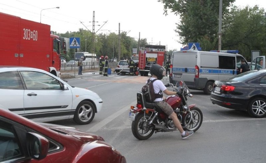 Wypadek na ul. Ślężnej. Jedna osoba zabrana do szpitala (ZDJĘCIA)