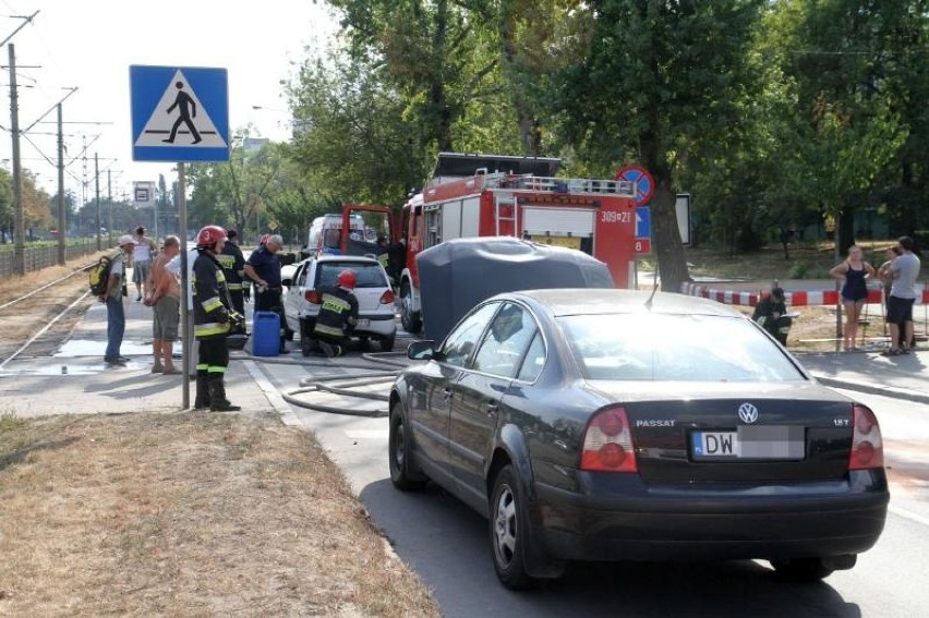 Wypadek na ul. Ślężnej. Jedna osoba zabrana do szpitala (ZDJĘCIA)