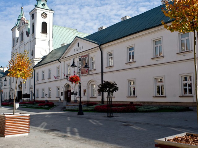 Od początku lat 50. Muzeum Okręgowe w Rzeszowie ma siedzibę w reprezentacyjnym, XVII-wiecznym popijarskim gmachu przy ulicy 3-go Maja.