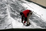 Śnieg na dachu może być bardzo niebezpieczny! Trzeba go usunąć