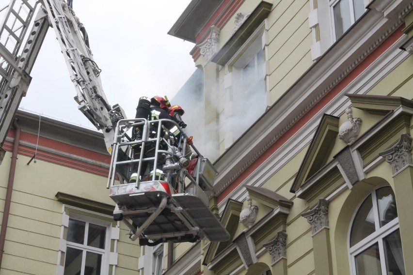 Strażacy w ramach ćwiczeń gasili pożar w Starostwie Powiatowym w Jarosławiu [ZDJĘCIA]