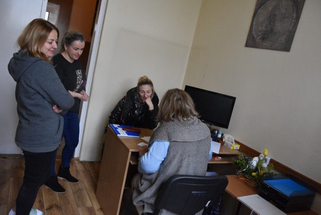 Największe skupisko uchodźców, którzy uciekli przed wojną w Ukrainie znajduje się w bursie międzyszkolnej przy ulicy św. Anny. Placówka w centrum Tarnowa przyjmuje wojennych imigrantów od początku marca