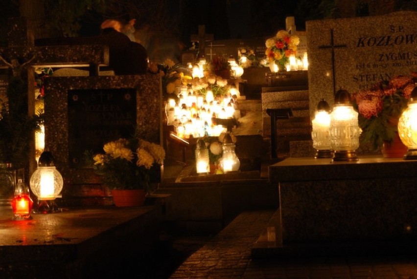 Kwesta cmentarna w Koninie . Zebrali do puszek 9978 ,40 zł i 20,5 euro na renowację nagrobków