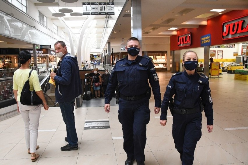 Policjanci w Galerii Echo w Kielcach! Ruszyły kontrole noszenia maseczek [WIDEO, ZDJĘCIA]