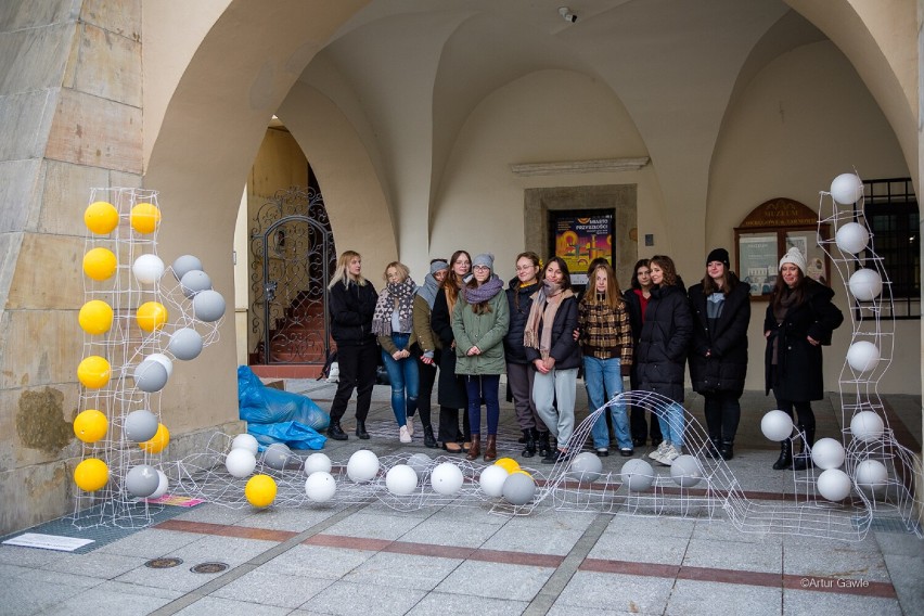 Tarnów. Piątkowy happening "Miasto przyszłości" na Rynku. Młodzież z "Plastyka" zainaugurowała ArtFest [ZDJĘCIA]