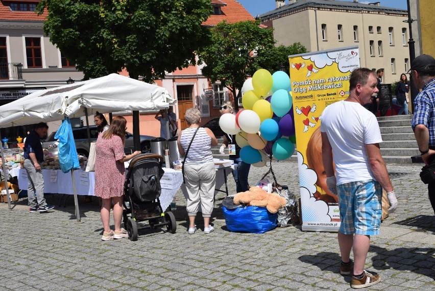 Rynek Gniezno. Kiermasz ciast i książek dla Olgi Miśkiewicz [FOTO]