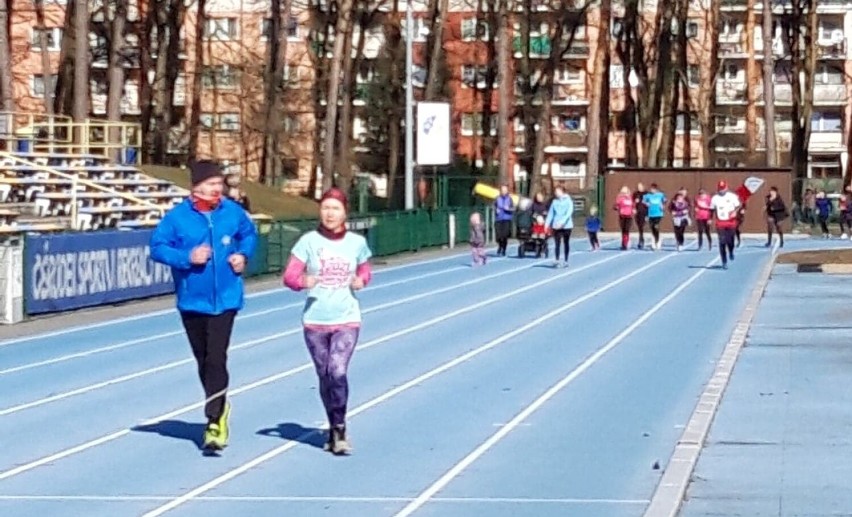 Biegają i chodzą dla uchodźców z Ukrainy. Charytatywna akcja na stadionie w Goleniowie