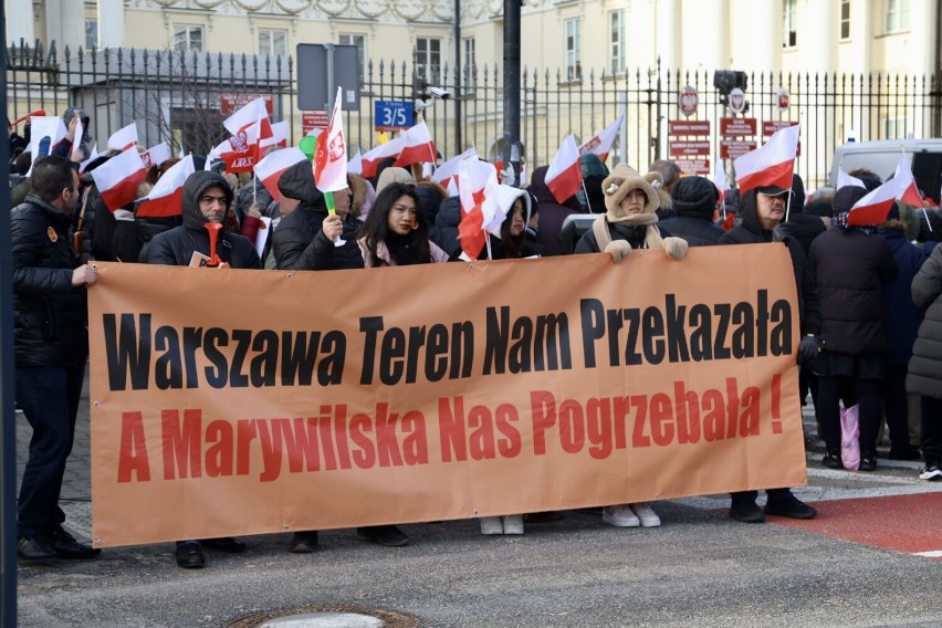 Kupcy z Marywilskiej 44 protestowali pod warszawskim ratuszem. Co dalej ze strajkiem? W poniedziałek kolejne rozmowy
