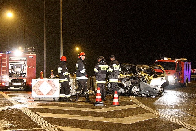 W wypadku na A2 zginęli kierowca oraz pasażerowie subaru