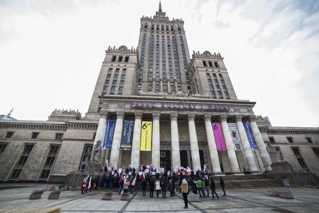 Protest pod Pałacem Kultury i Nauki. "Dajcie żyć polskim sklepom" [ZDJĘCIA]