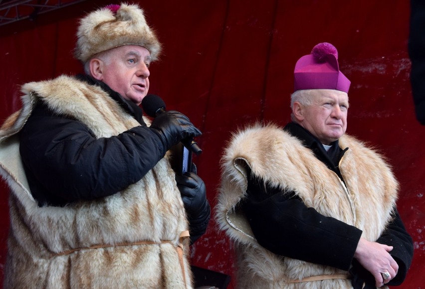 W uroczystym przejściu ulicami miasta oprócz biblijnych...