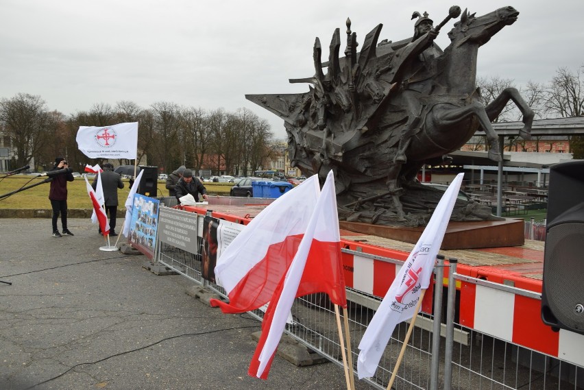 Powitanie pomnika Jana III Sobieskiego w Częstochowie [ZDJĘCIA] Pod Jasną Górą monument pozostanie do początku 2020 roku