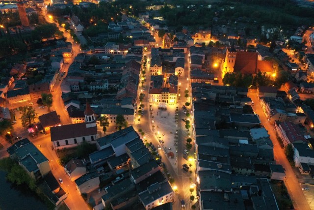 Brodnicki Stary Rynek, zamek krzyżacki, jezioro Niskie Brodno czy jeden z nowszych budynków jak Galeria Brodnica z lotu ptaka wyglądają niesamowicie. Prezentują się zdecydowanie inaczej niż widziane przez mieszkańców podczas spacerów i z pewnością swoim wyglądem "z góry" zaskoczą niejednego brodniczanina. Te piękne zdjęcia zostały wykonane przez Adama Kalisza pracującego w Urzędzie Miejskim w Brodnicy.