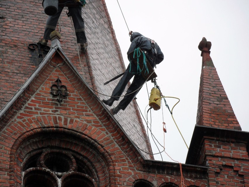 Słupsk: Alpiniści remontują wieżę kościoła Najświętszego Serca Jezusowego. ZDJĘCIA