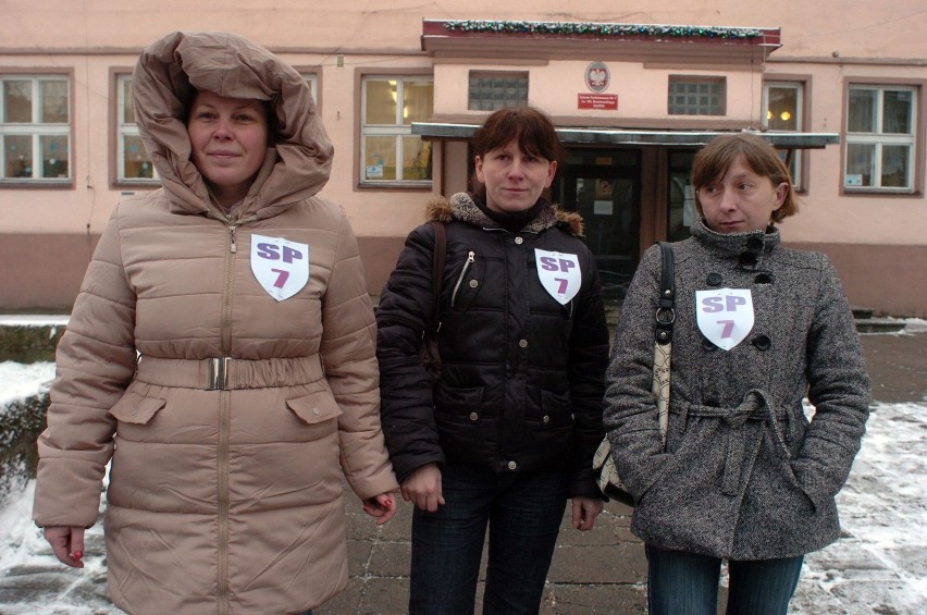 Słupsk: Rodzice protestują przeciwko likwidacji szkoły. Radni mają podjąć decyzję