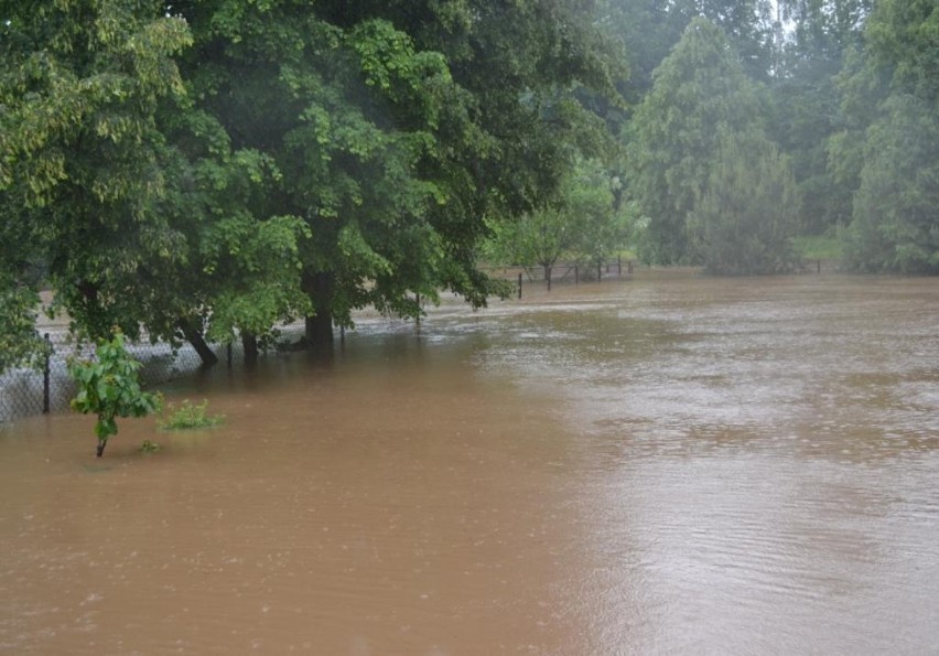 Alarm powodziowy w Siewierzu. Są podtopienia i zamknięte drogi