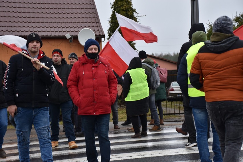 Blokada drogi w Rychnowach w gminie Człuchów. Protest rolników trwał do godziny 12:00. AKTUALIZACJA, ZDJĘCIA