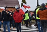 Blokada drogi w Rychnowach w gminie Człuchów. Protest rolników trwał do godziny 12:00. AKTUALIZACJA, ZDJĘCIA