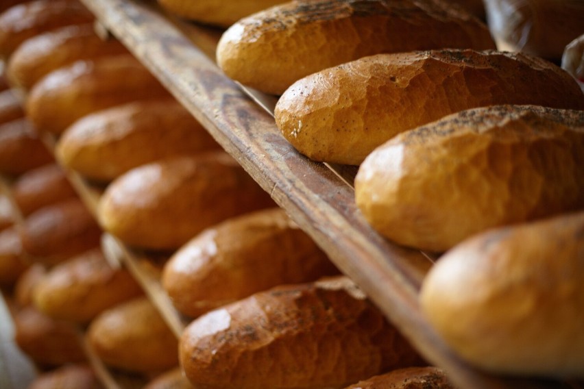 Czerstwy chleb można wykorzystać w kuchni na wiele sposób....