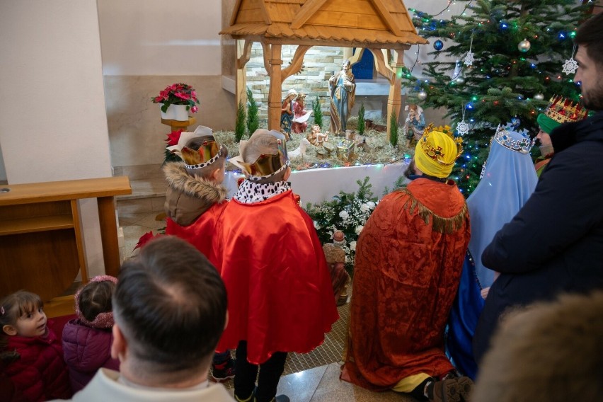Uroczystość Objawienia Pańskiego. Trzej Królowie na mszy świętej w parafii Przemienienia Pańskiego w Kielcach-Białogonie 