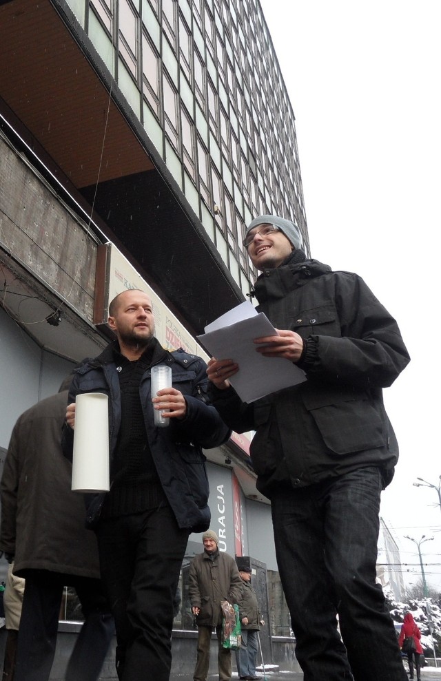 Dominik Tokarski i Aleksander Krajewski polewali na rynku kawę, kakao lub herbatę