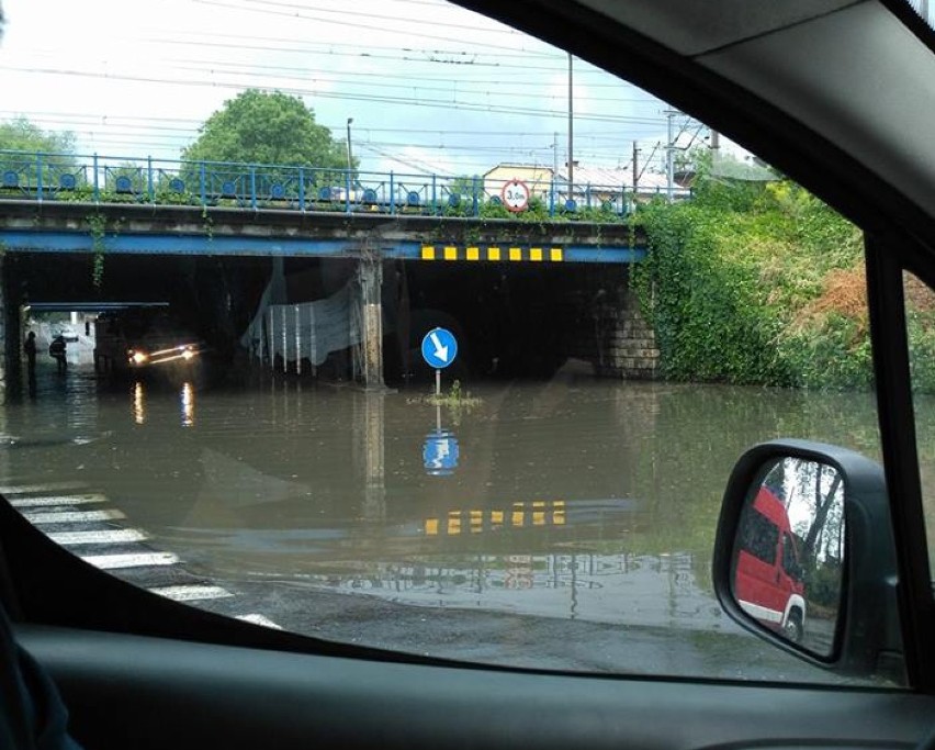 Burza nad Krakowem, zalane drogi i przejazdy