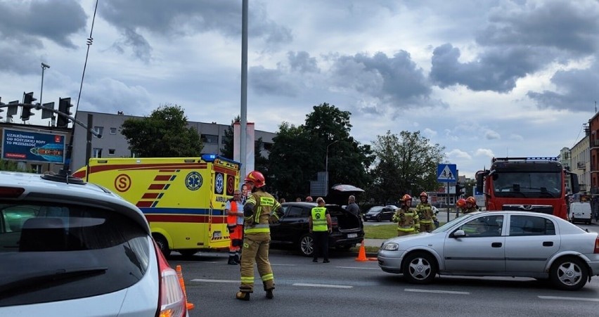 Groźny wypadek w Czestochowie na Rondzie Trzech Krzyży. Jedna osoba ranna - ZDJĘCIA z miejsca zdarzenia