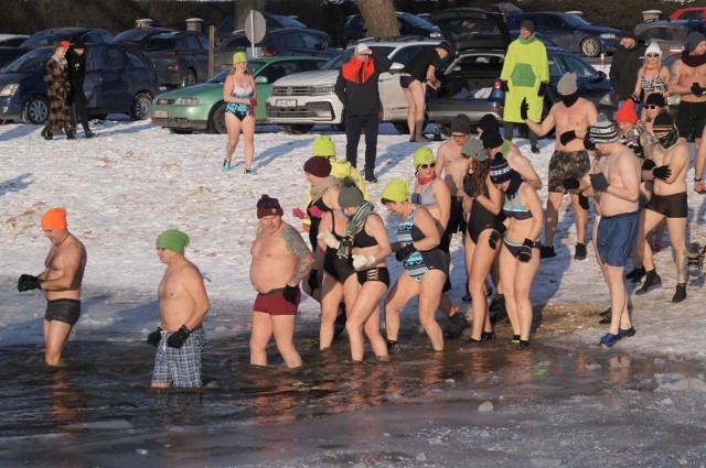 Siarczysty mróz w niedzielę 17 stycznia nie odstraszył miłośników morsowania od wejścia do lodowatego jeziora Gopło w Kruszwicy
