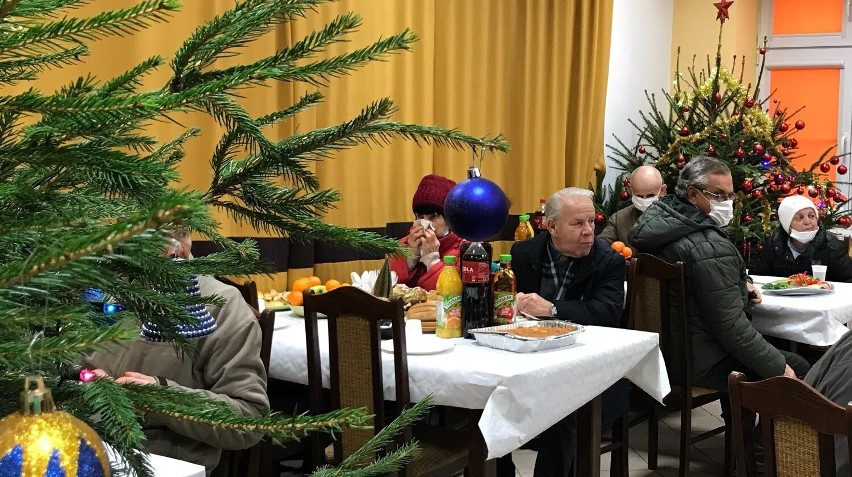 Wigilia dla ubogich i potrzebujących w Domu Pielgrzyma 18 grudnia. Ojcowie Franciszkanie prowadzą zbiórkę