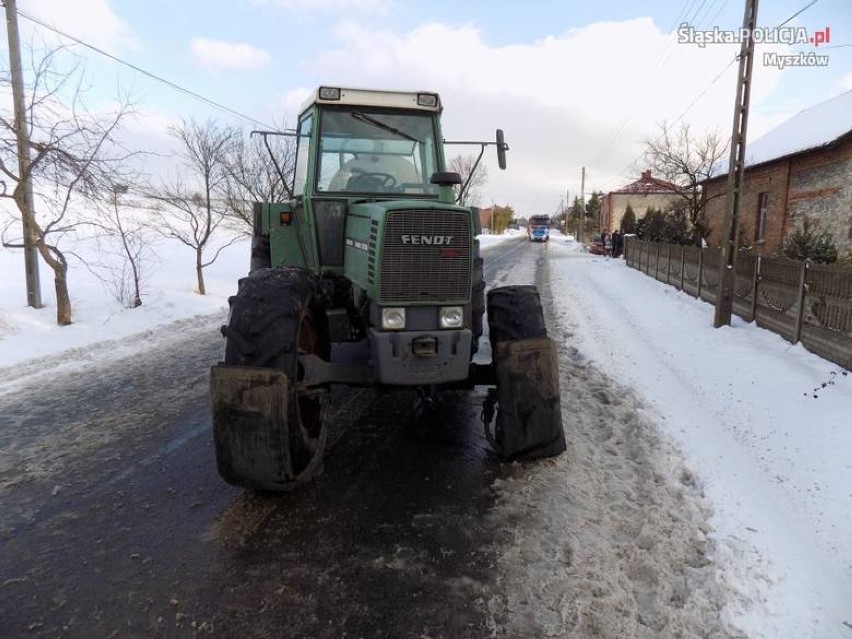 Wypadek w Myszkowie: Fiat zderzył się z traktorem. Jedna osoba trafiła do szpitala [FOTO]