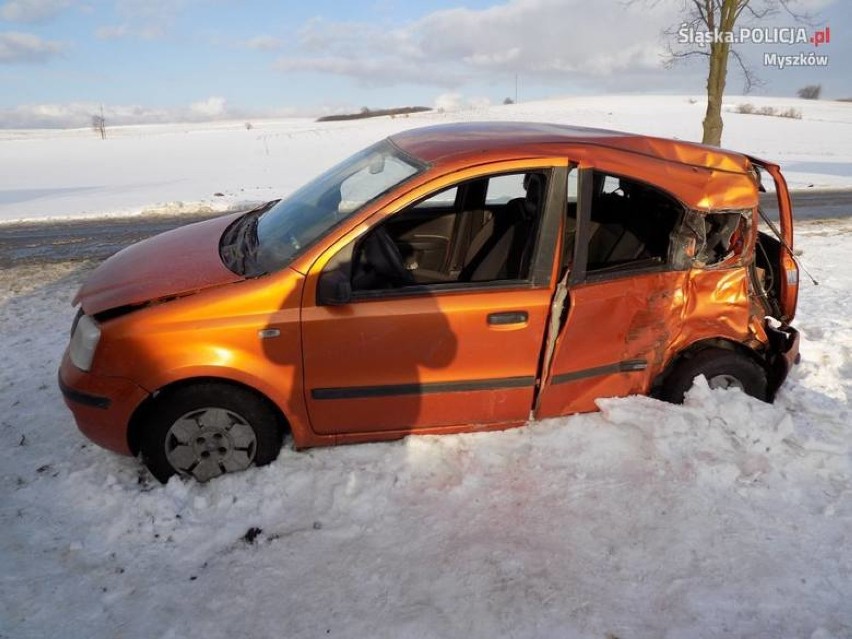 Wypadek w Myszkowie: Fiat zderzył się z traktorem. Jedna osoba trafiła do szpitala [FOTO]