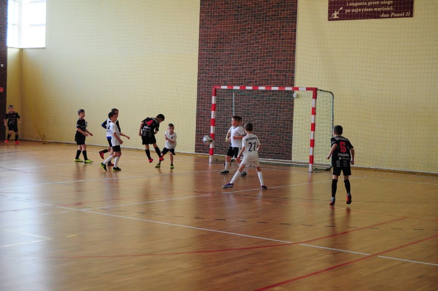 Turniej „FULSPORT CUP” 2020 w Szkole  Podstawowej w Tyczynie. Młodzi piłkarze rozegrali profesjonalne mecze [ZDJĘCIA]