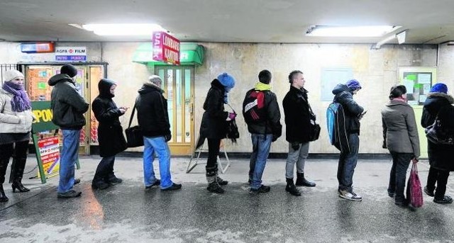 W kolejce do punktu sprzedaży biletów pod Kaponierą pasażerowie musieli czekać nawet kilkadziesiąt minut