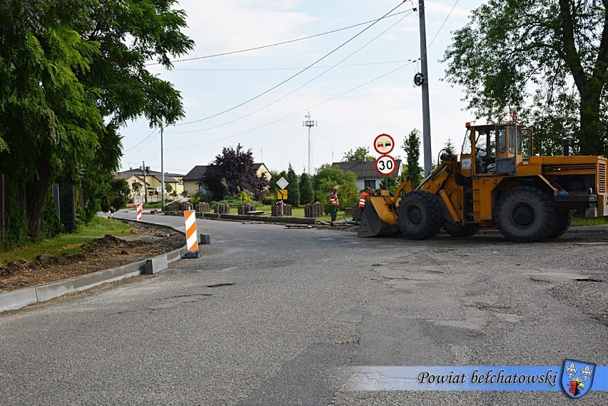 Remonty na drogach Parzno-Kluki i w gminie Kleszczów. Kierowcy uważajcie na utrudnienia