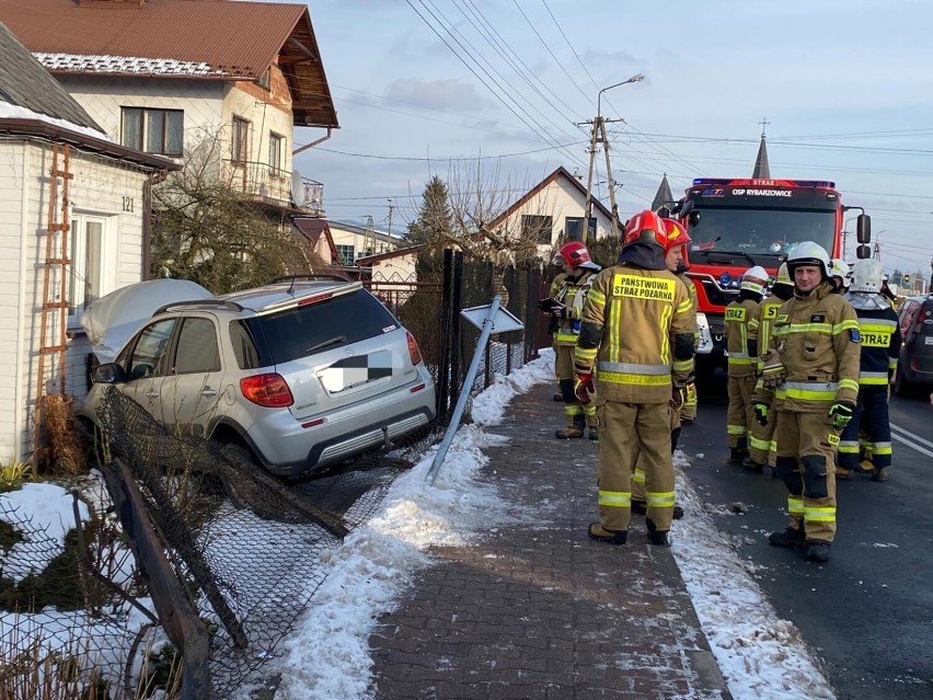 Wypadek w Rybarzowicach (pow. bielski). Samochód uderzył w budynek. Spore utrudnienia na ul. Beskidzkiej