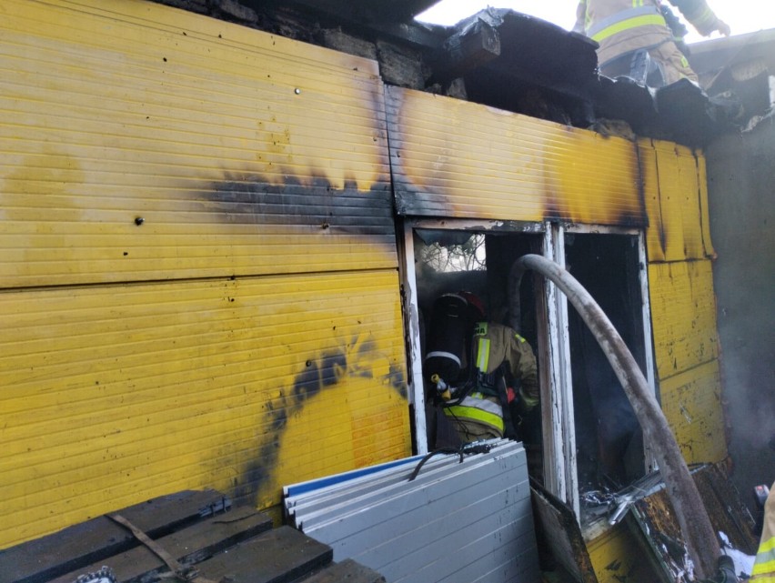Pożar budynku w Wągrowcu. Na miejsce wezwano straż pożarną