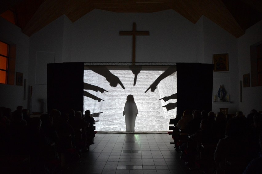 To było niezwykłe przeżycie. Droga Krzyżowa jako teatr cieni w kościele Miłosierdzia Bożego w Lęborku