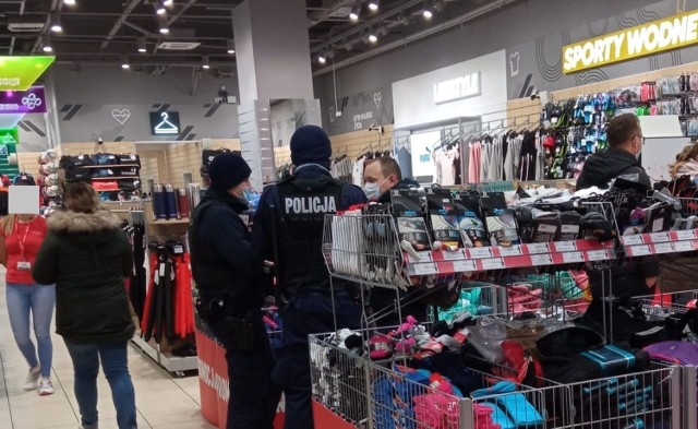 Nawet kilka razy dziennie policjanci kontrolują największe sklepy w Chełmnie i powiecie Chełmińskim