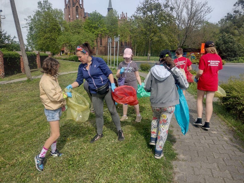 Wielkie sprzątanie w Brodnicy. Mieszkańcy i członkowie Młodzieżowej Drużyny Pożarniczej posprzątali swoją miejscowość [zdjęcia]