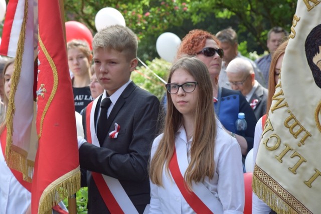 Rocznica uchwalenia Konstytucji 3 Maja. Kwiaty pod pomnikiem w Lubinie