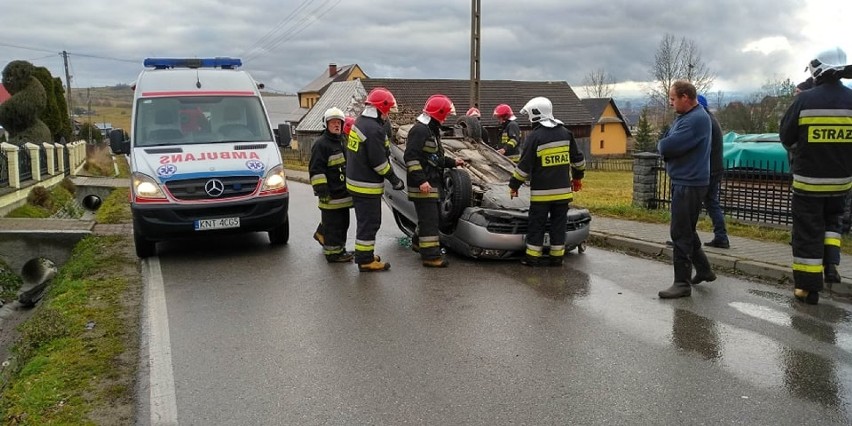 Pieniążkowice. Osobówka dachowała na prostej drodze [ZDJĘCIA]