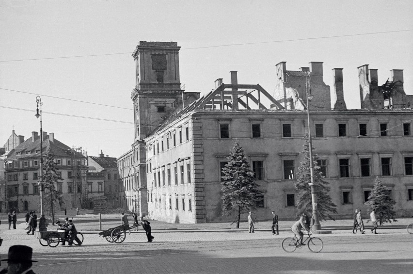Ruiny Zamku Królewskiego spalonego we wrześniu 1939 r. Po...